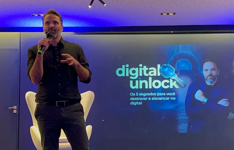 Foto do Caio Hernandez em uma palestra