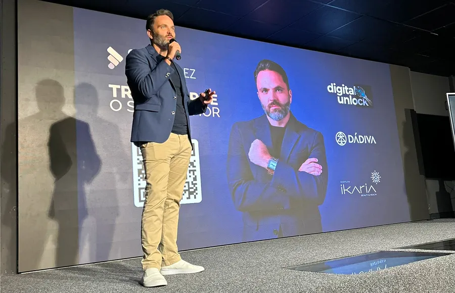 Foto do Caio Hernandez em uma palestra